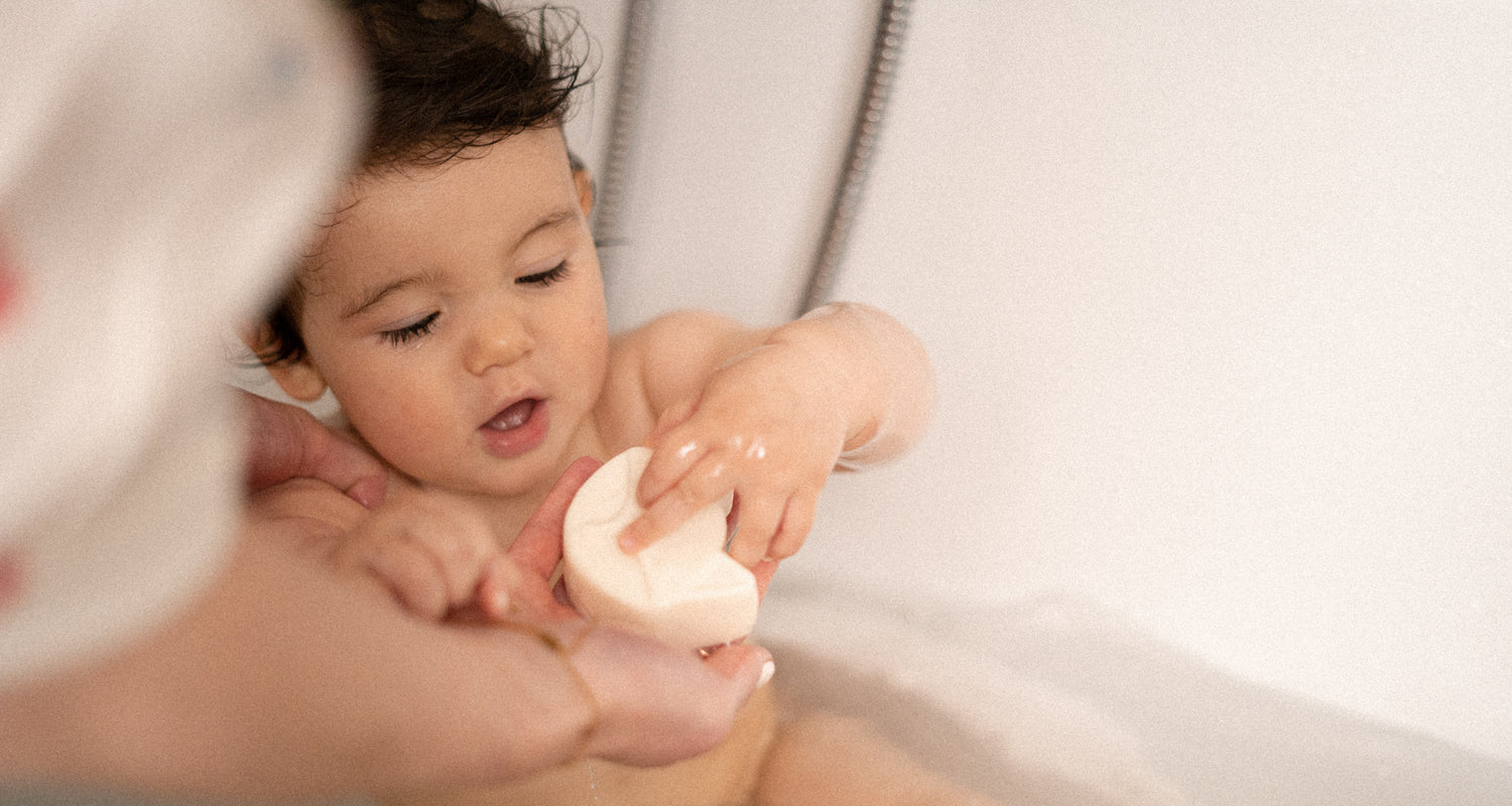 Comment bien nettoyer son bébé pendant le bain ?