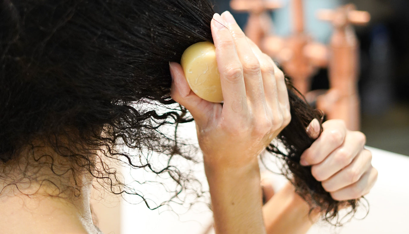 Comment utiliser un après-shampoing solide ?